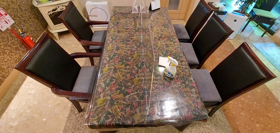 お客さまが帰られた後は、テーブル、椅子、アクリル板を 除菌することをルーティン化しています。