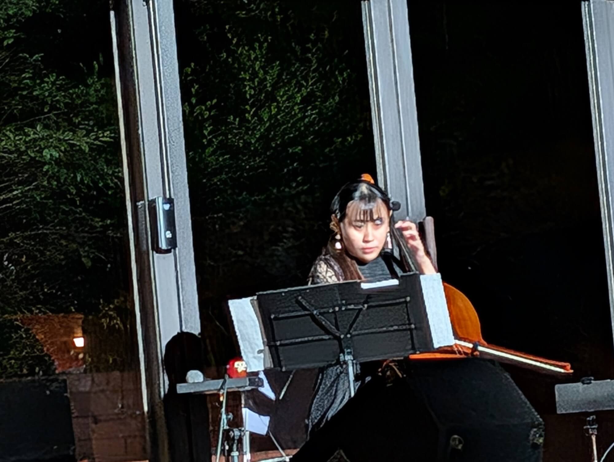演奏するチェリストの河野里菜さんの写真