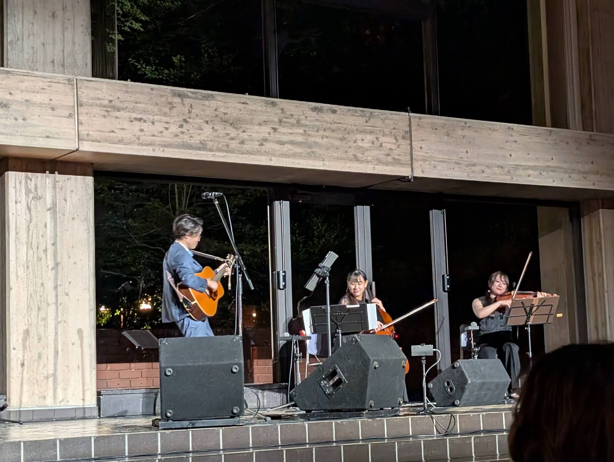 楽しく演奏するアーティストの写真