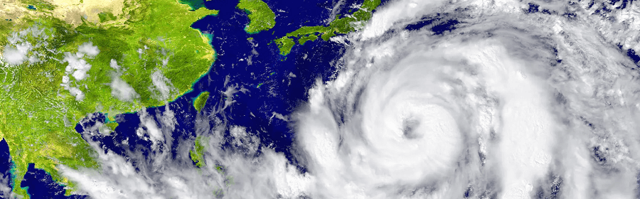 台風の渦巻き雲が日本に上陸しようとしている画像
