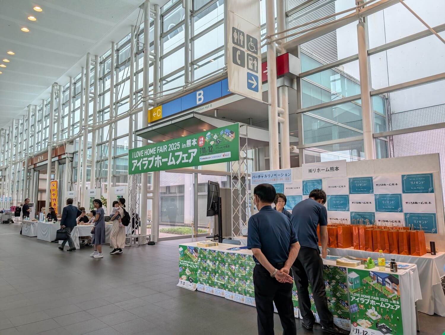 ゲート右側にあるリホーム熊本のテーブルの画像