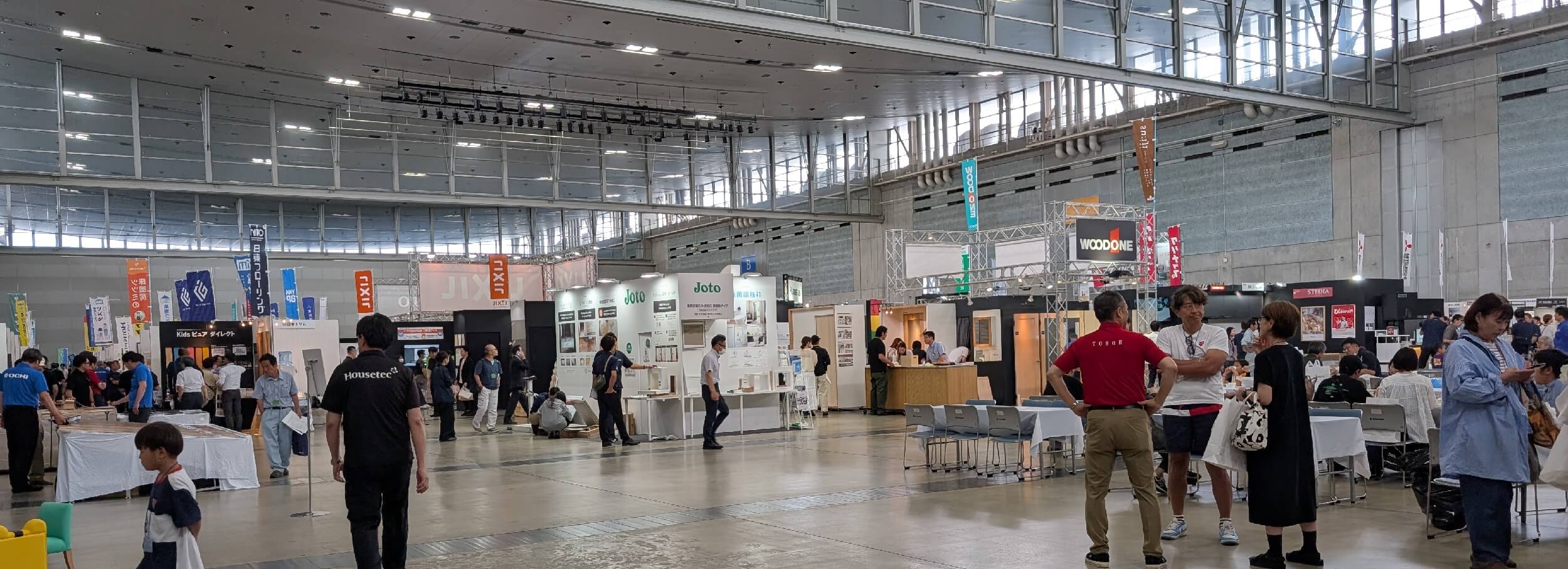 別アングルの会場内の風景写真