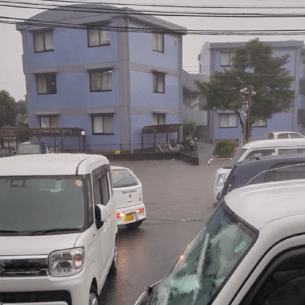 豪雨で冠水した道路の画像