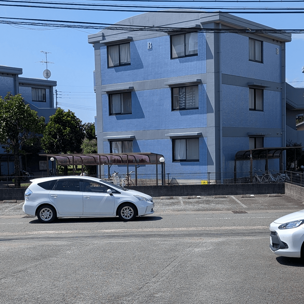 天気の良い日の道路の画像