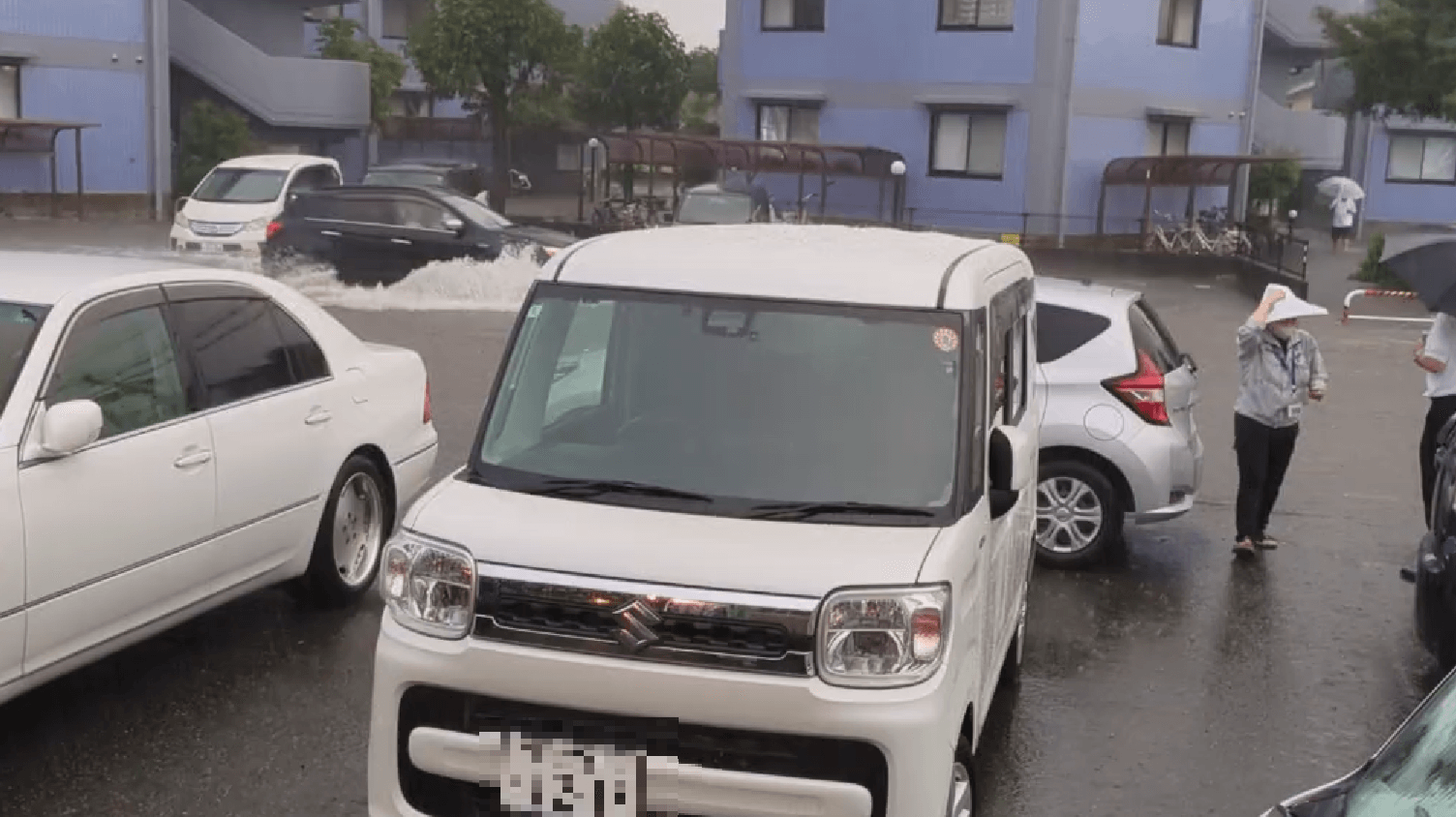 駐車場の半分まで水が押し寄せている画像