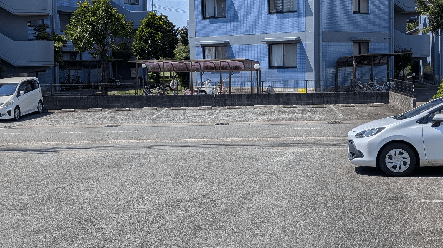 天気の良い日の道路の画像