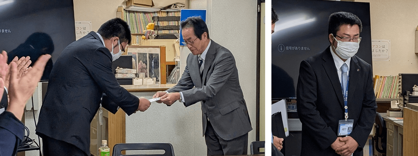 表彰状を受け取る田畠スタッフ
