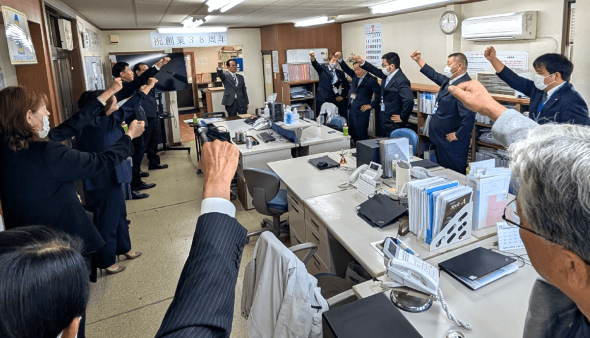 全員でこぶしを挙げて健闘を誓う画像
