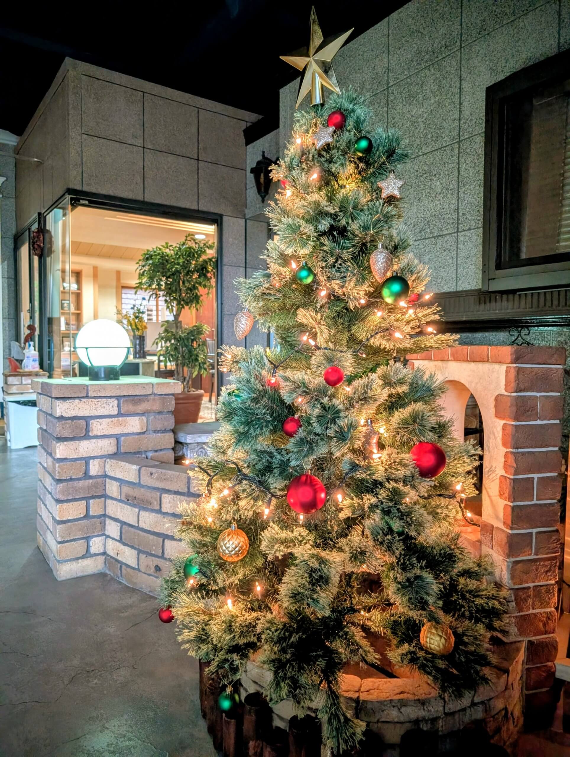 当社で建てたクリスマスツリーの写真